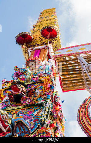 Spektakuläre Farben für eine königliche Einäscherung, Ubud, Bali, Indonesien Stockfoto