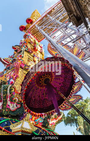 Spektakuläre Farben für eine königliche Einäscherung, Ubud, Bali, Indonesien Stockfoto