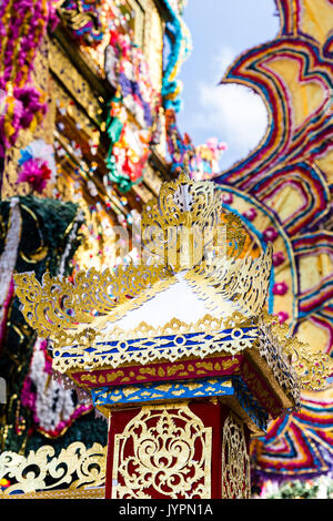 Spektakuläre Farben für eine königliche Einäscherung, Ubud, Bali, Indonesien Stockfoto