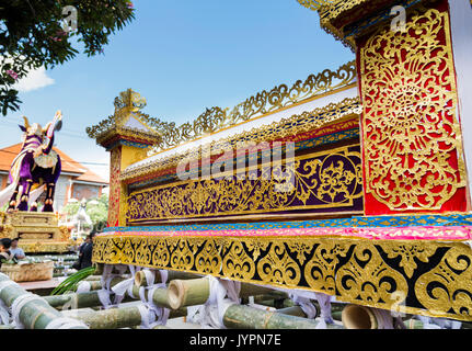 Spektakuläre Farben für eine königliche Einäscherung, Ubud, Bali, Indonesien Stockfoto