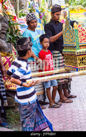 Lokale Balinesischen in Prozession zur Royal Einäscherung, Ubud, Bali Stockfoto