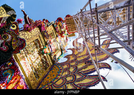 Spektakuläre Farben für eine königliche Einäscherung, Ubud, Bali, Indonesien Stockfoto