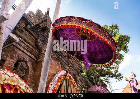 Spektakuläre Farben für eine königliche Einäscherung, Ubud, Bali, Indonesien Stockfoto