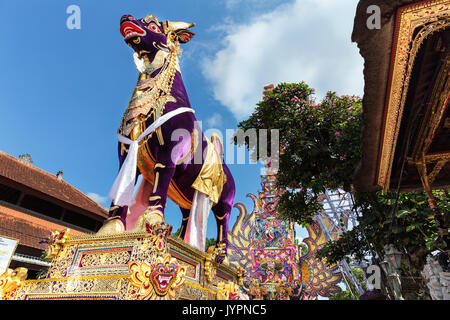 Statue von Bull und spektakulären Dekorationen für eine königliche Einäscherung, Ubud, Bali, Indonesien Stockfoto