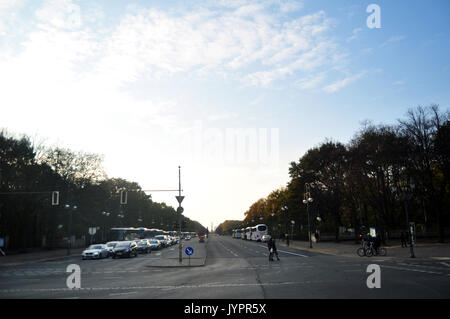 Verkehr Straße und deutschen Menschen zu Fuß und mit dem Fahrrad fahren Sie an der Kreuzung in Berlin City am 9. November 2016 in Berlin, Deutschland Stockfoto