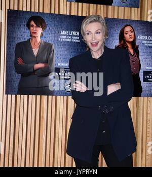 Die Entdeckung von 'Manhunt: Unabomber" Weltpremiere auf der Appel Zimmer im Jazz im Lincoln Center Frederick S. Rose Hall - Ankunft Mit: Jane Lynch, Wo: New York, New York, United States Wann: 19 Aug 2017 Quelle: WENN.com Stockfoto