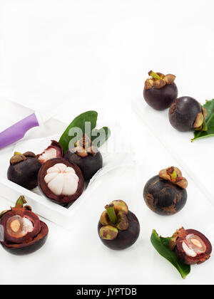 Mangosteen tropischen süße Frucht mit Blättern auf weißem Hintergrund Stockfoto