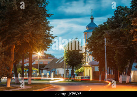 Dobrush, Belarus. Die Kathedrale St. Nicholas Kirche In Abend oder Nacht Beleuchtungslampen Stockfoto