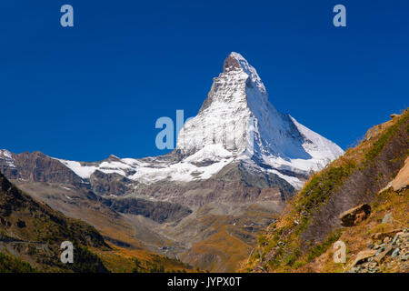 Matterhorn Gipfel gegen den blauen Himmel in den Schweizer Alpen, Zermatt Bereich Stockfoto