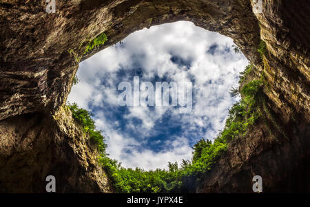 Himmel durch Unter der Höhle. Devetashka Höhle liegt im Norden von Bulgarien Stockfoto