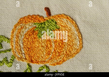 Bestickte Kürbis auf der Tischdecke Stockfoto