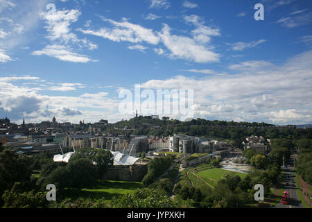 Der Blick über den zentralen Edinburgh, einschließlich des Schottischen Parlaments, Dynamic Earth und die Burg in der Ferne. Stockfoto