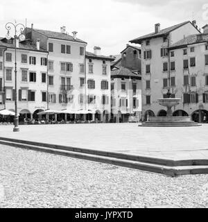 Piazza Matteotti ist der zentrale Platz in Udine. Stockfoto