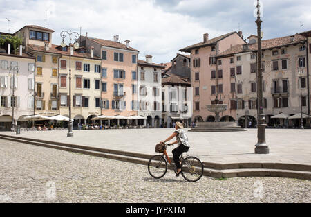 Piazza Matteotti ist der zentrale Platz in Udine. Stockfoto