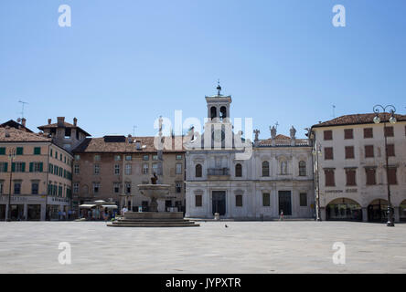 Piazza Matteotti ist der zentrale Platz in Udine. Stockfoto