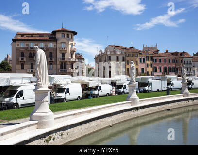 Am Samstag il Prato della Valle, dem zentralen Platz der Stadt, verwandelt sich in einen Markt. Stockfoto