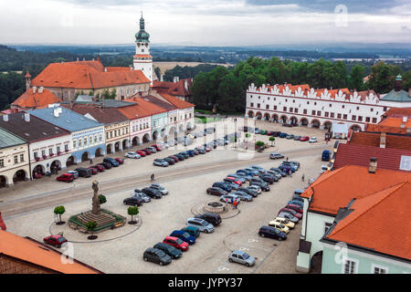 Nove Mesto nad Metuji, Hauptplatz und Schlossturm im Hintergrund, Luftaufnahme, Tschechische Republik Stockfoto