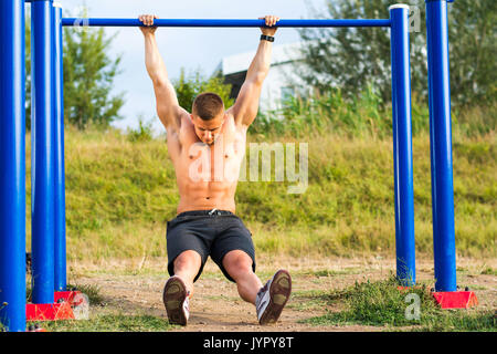 Mann streckte nach einem street Workout Stockfoto