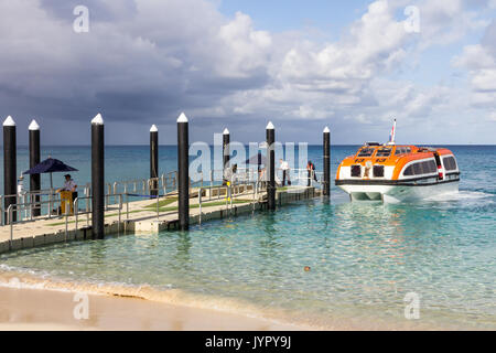 Ausschreibung der Holland America Line Kreuzfahrt Schiff am Dock auf Dravuni Insel ankommen, Fidschi Stockfoto