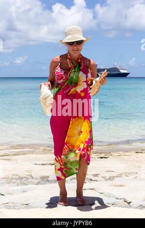 Ältere Frau mit Muscheln auf Dravuni Island Beach, Fidschi, South Pacific Stockfoto