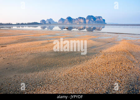 Reflexionen von Kalksteinfelsen, Hua Hin Strand, Provinz Trang, Thailand Stockfoto