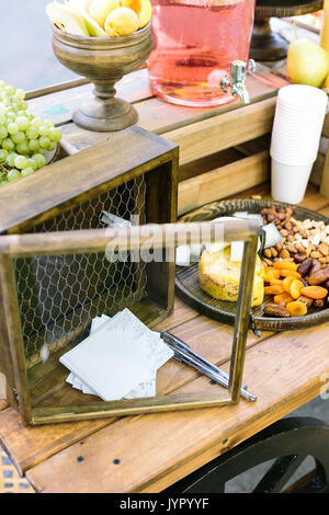 Business, Geld, transithandel Konzept. Sommer Lebensmittelgeschäft mit Obst, Limonaden, getrocknete Aprikosen und Termine, Trauben und Nüsse auf dem Holz- Zähler im Land Art untergebracht Stockfoto