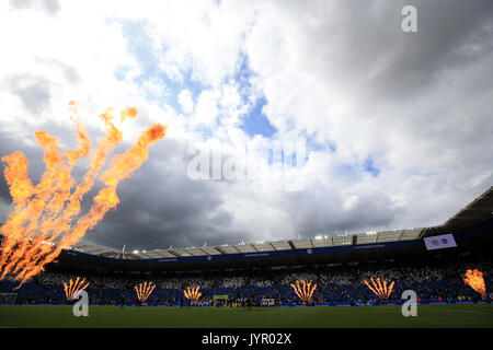 Pyrotechnik rund um die Erde vor der Premier League Match für die King Power Stadion, Leicester Stockfoto