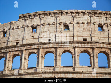 Teil des Kolosseum vor blauem Himmel Rom, Italien. Stockfoto