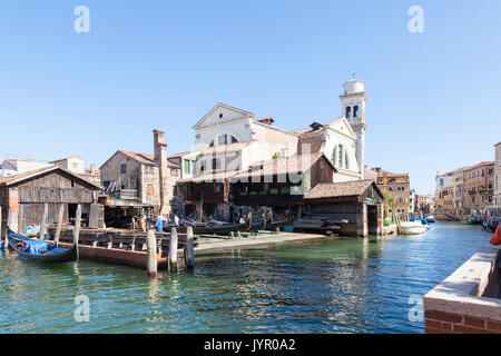 Die Squero San Trovaso, Dorsoduro Venedig, Venetien, Italien. Auf dem Rio San Trovaso mit Männern Reparatur und Fertigung Gondeln in ihren freien Arbeiten Stockfoto