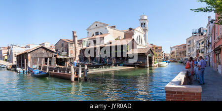 Malerische panorama Blick auf die San Travaso Squero oder der Gondel Workshop in Dorsoduro, Venedig, Venetien, Italien auf dem Rio San Travaso mit Arbeiter auf dem Arbeiten Stockfoto