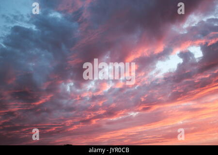 Dramatische Suche Himmel mit herrlichen Farben sieht wie Feuer Stockfoto