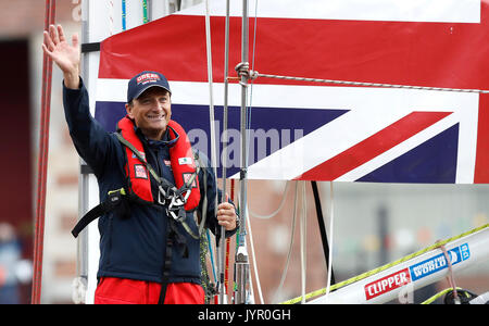 Olympian Graham Bell Wellen als Grossbritannien Yacht verlässt Albert Dock, der beim Start des Clipper Race rund um die Welt an der Albert Docks, Liverpool. Stockfoto