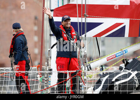 Olympian Graham Bell Wellen als Grossbritannien Yacht verlässt Albert Dock, der beim Start des Clipper Race rund um die Welt an der Albert Docks, Liverpool. Stockfoto