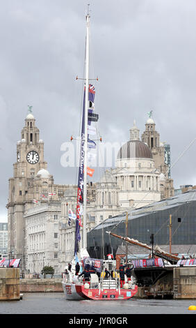 Die Grossbritannien Yacht verlässt das Albert Dock, der beim Start des Clipper Race rund um die Welt an der Albert Docks, Liverpool. Stockfoto