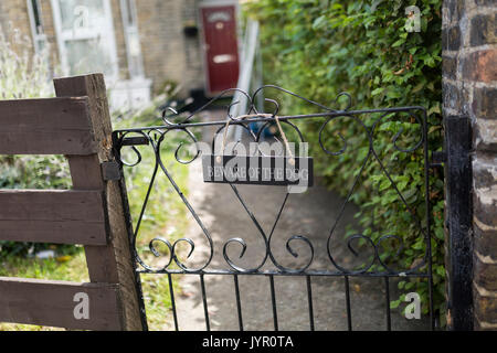 Tor in den Garten vorne mit "Achtung vor dem Hund" Schild in Leytonstone, East London. Stockfoto