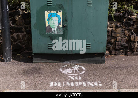 Nordkoreanischen Führer Kim Jong Un als Andy Warhols Marilyn Monroe auf Poster, für die keinen Dumping festgestellt wurde am Bürgersteig vor. Stockfoto