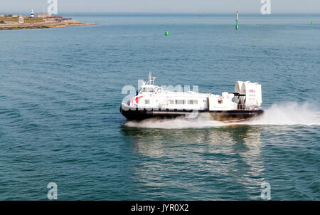 Portsmouth, Solent, Großbritannien - 6. Juli 2017: Hovercraft Solent Flyer GH 2160 Pixeln Portsmouth nähert sich mit Passagieren von der Isle of Wight Stockfoto