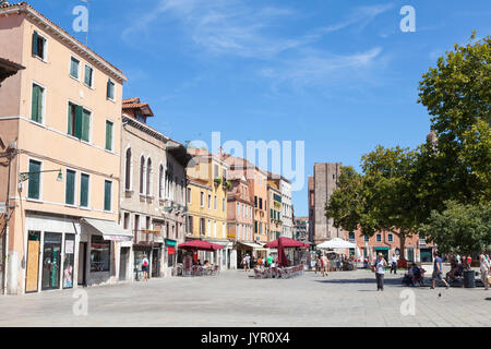 Campo Santa Margherita, Cannaregio, Venice, Italien im Sommer mit wenigen Menschen um aufgrund der intensiven Hitzewelle und die Touristen, die im Lager sind Stockfoto