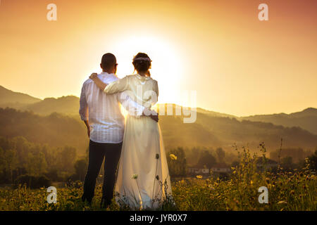 Paar an der romantischen Sonnenuntergang im Feld Stockfoto