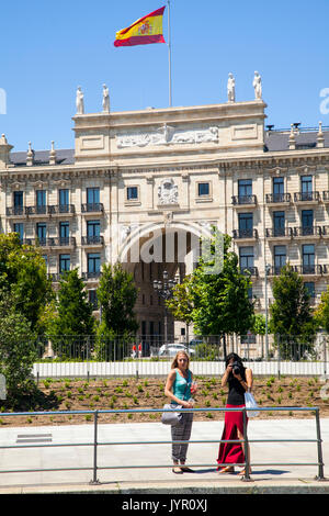 Zwei Frauen Touristen fotografieren vor der Hauptverwaltung der Santander Bank/Banco Santander in Santander, Spanien Stockfoto