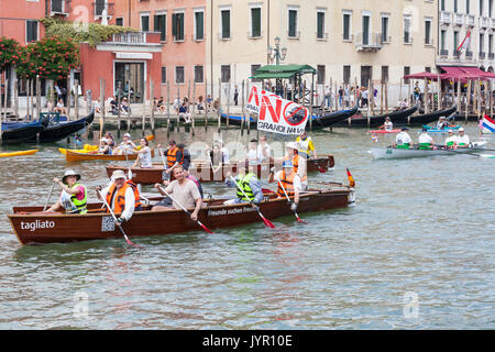 Venedig, Venetien, Italien. 4. Juni 2017. Die Grandi Navi Boote beteiligen sich an der 43 Vogalonga Regatta Rudern, den Canale Grande hinab in Richtung Finish Stockfoto