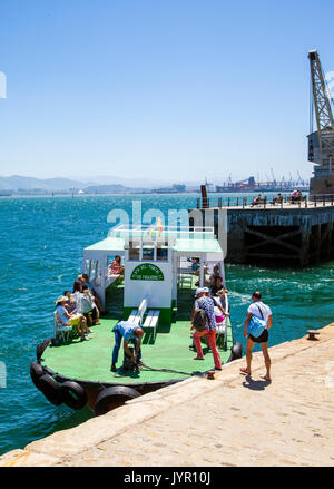 Urlauber und Touristen erhalten auf einem kleinen Vergnügen Reise Boot am Hafen von Santander Spanien für eine Reise um die Bucht Stockfoto
