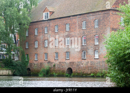 Einer alten Mühle am Fluss Wey in Guildford, Surrey, England Stockfoto