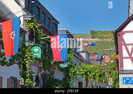 Valentin im Weinort Winningen, Untermosel, Landkreis Mayen-Koblenz, Rheinland-Pfalz, Deutschland, Europa | Wein Festival auf dem Weindorf Winningen Stockfoto