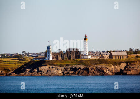 Blick auf die Bretagne Landzungen und die Abbaye de Saint-Mathieu feine Terre und Saint-Mathieu Leuchtturm von einem Schiff in der Bucht von Biskaya Frankreich gesehen Stockfoto