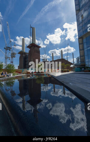 Battersea Power Station spiegelt sich im Wasser an einem sonnigen Tag Stockfoto