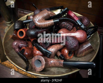 Eine Metallschüssel voll von verschiedenen Arten von Pfeifen Pfeife Raucher' Stockfoto