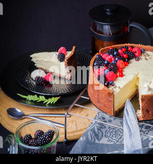 White Chocolate Mousse Cake auf einem dunklen Hintergrund. Stockfoto