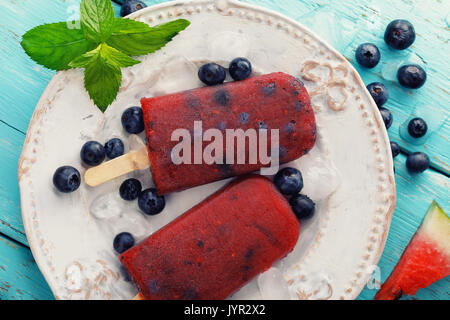 Obst Eis von Wassermelone und Blaubeeren mit Minze. Blick von oben auf die Sommer Dessert Stockfoto