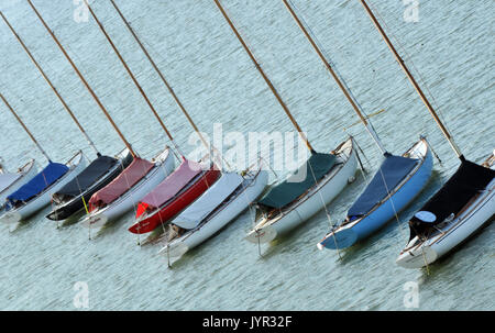 Yachten und Boote auf dem Fluss in der Nähe der Royal lymington lymington Yacht Club sailing boating Mündung Ansätze für lymington Hafen und Marinas Schlafplätze Stockfoto